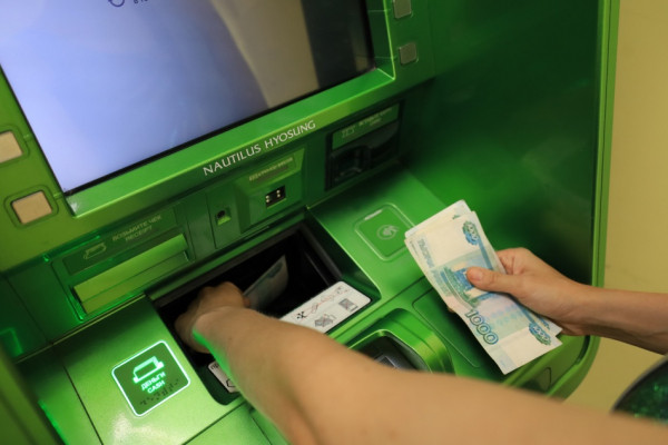 Банкоматы российских банков ужесточают правила пополнения карт с 20 мая